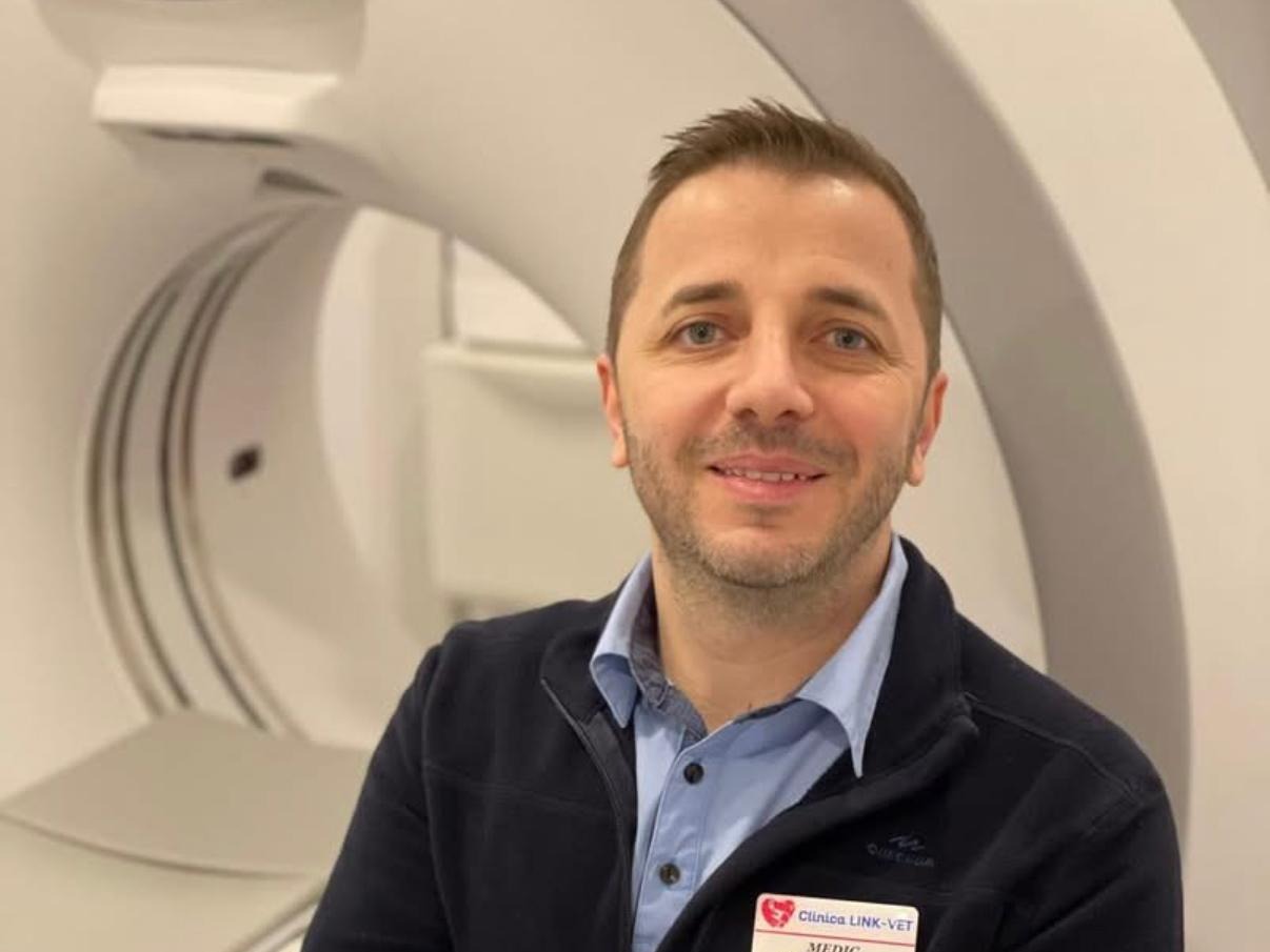 Dr. Vlad Lupu, fondatorul clinicii Link-Vet, lângă computerul tomograf GE Revolution